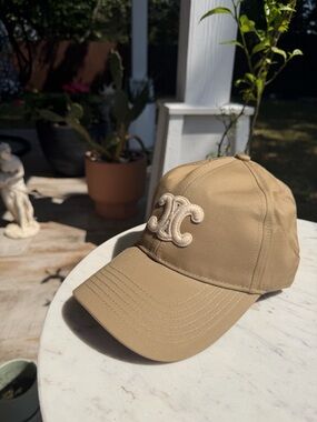 💛 •Beautiful Trend Hat
• Beauty Hat Y
Tan Monogram Sun Hat 💛